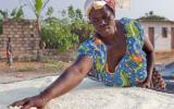 Une femme rurale prépare sa marchandise pour la vendre à Assouba, en Côte d'Ivoire. Photo ONU/Patricia Esteve